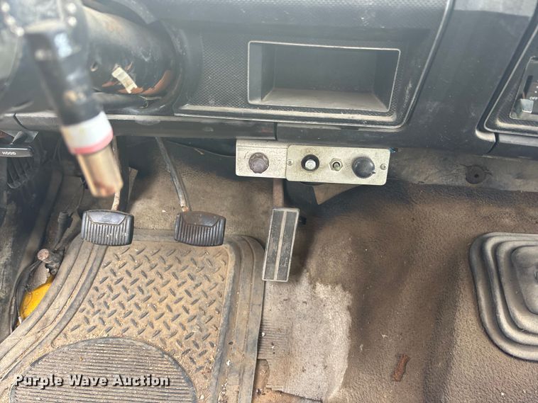 image for item OE9306 1982 Ford F350 box truck