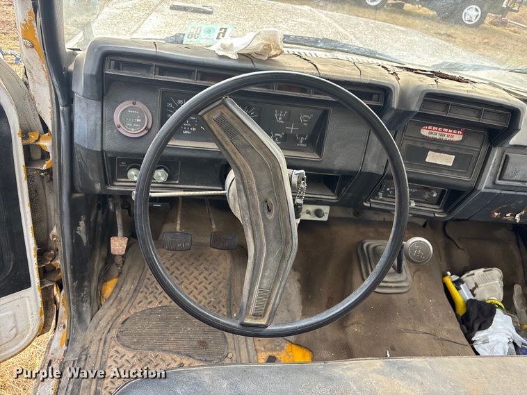 image for item OE9306 1982 Ford F350 box truck