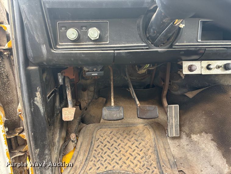 image for item OE9306 1982 Ford F350 box truck