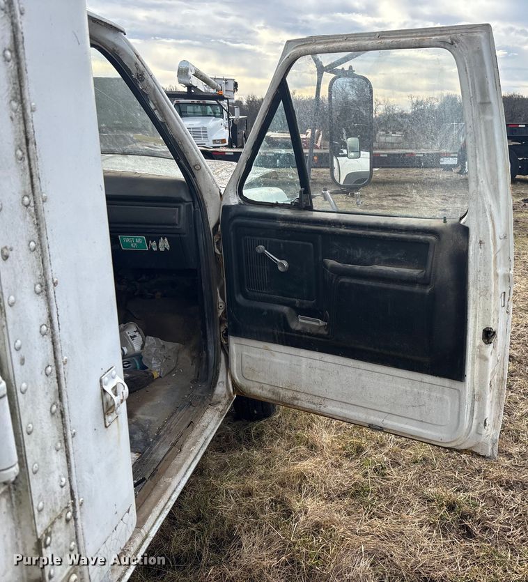 image for item OE9306 1982 Ford F350 box truck