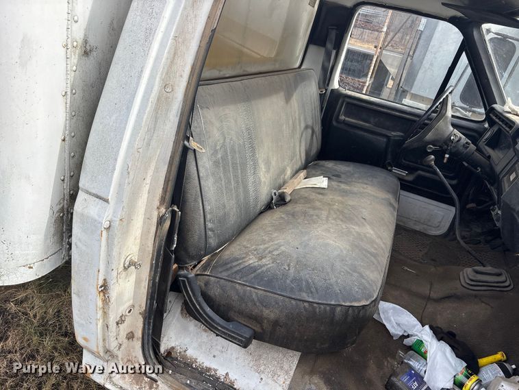 image for item OE9306 1982 Ford F350 box truck