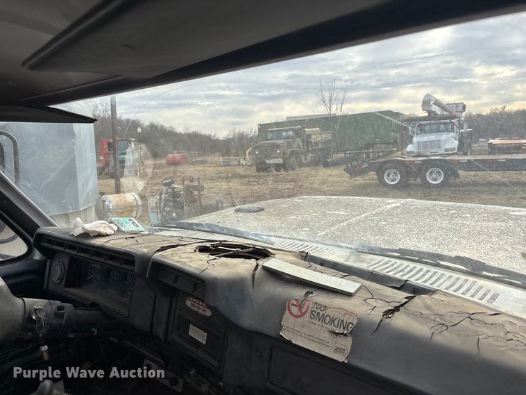 image for item OE9306 1982 Ford F350 box truck