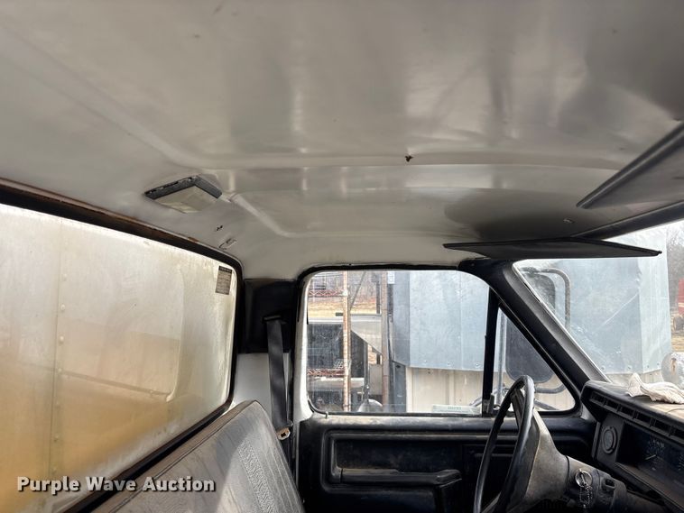 image for item OE9306 1982 Ford F350 box truck