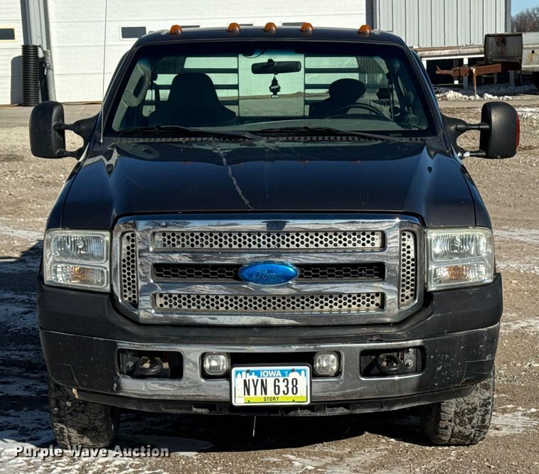 image for item OE9501 2005 Ford F250 XLT Super Duty flatbed pickup truck