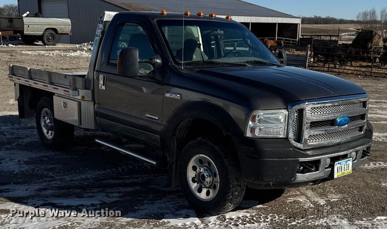image for item OE9501 2005 Ford F250 XLT Super Duty flatbed pickup truck