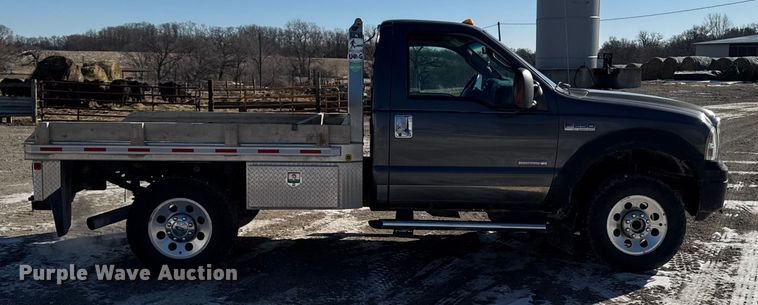 image for item OE9501 2005 Ford F250 XLT Super Duty flatbed pickup truck