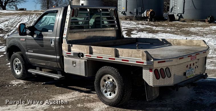 image for item OE9501 2005 Ford F250 XLT Super Duty flatbed pickup truck