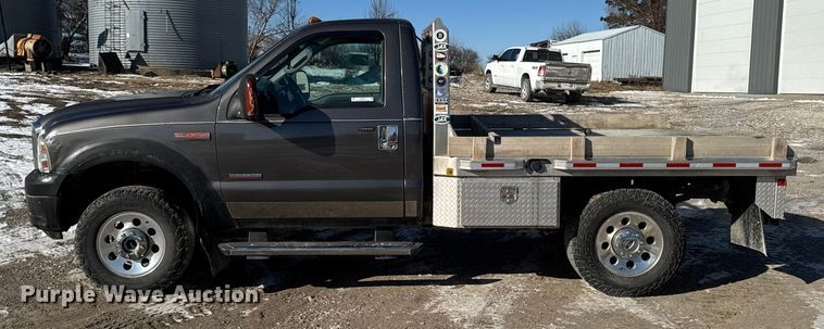 image for item OE9501 2005 Ford F250 XLT Super Duty flatbed pickup truck