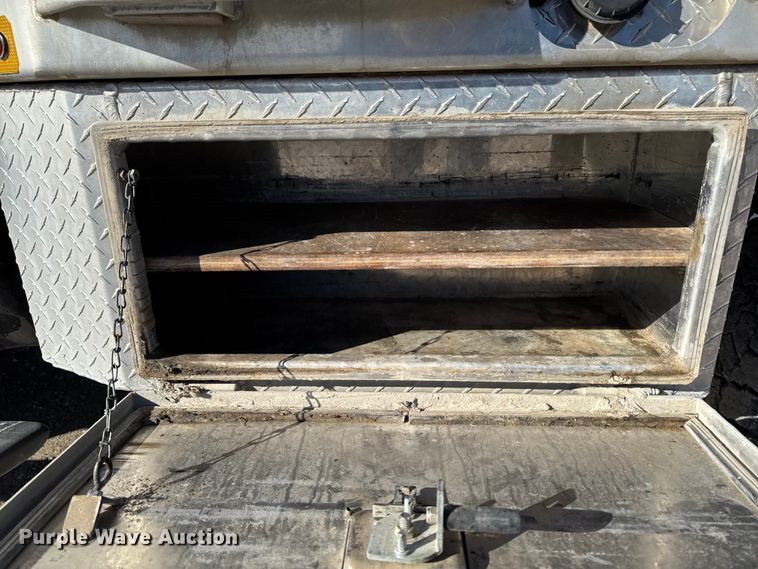 image for item OE9501 2005 Ford F250 XLT Super Duty flatbed pickup truck