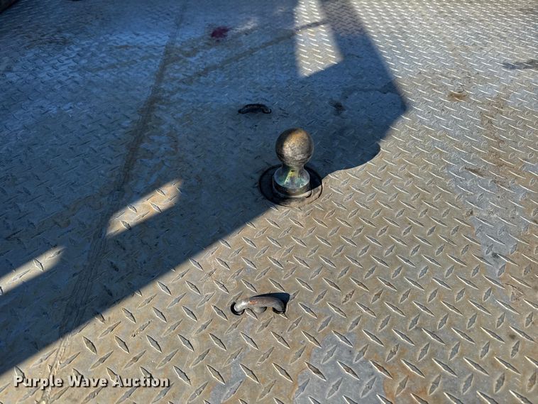 image for item OE9501 2005 Ford F250 XLT Super Duty flatbed pickup truck