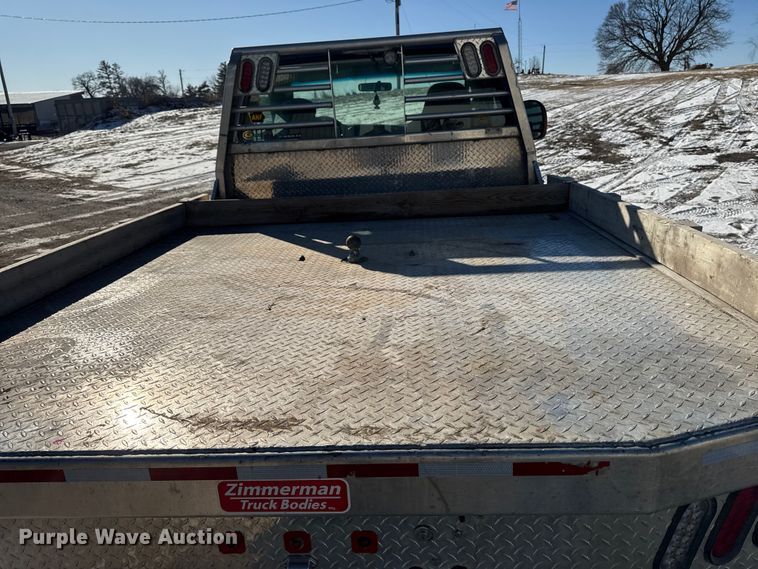 image for item OE9501 2005 Ford F250 XLT Super Duty flatbed pickup truck