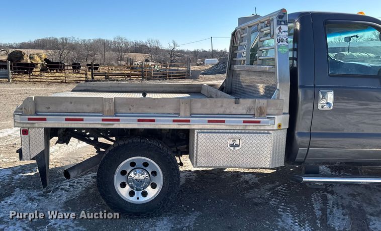 image for item OE9501 2005 Ford F250 XLT Super Duty flatbed pickup truck