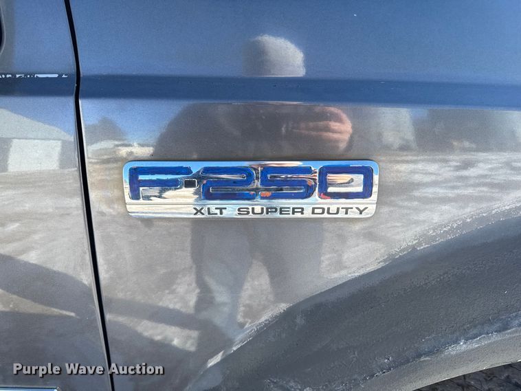 image for item OE9501 2005 Ford F250 XLT Super Duty flatbed pickup truck