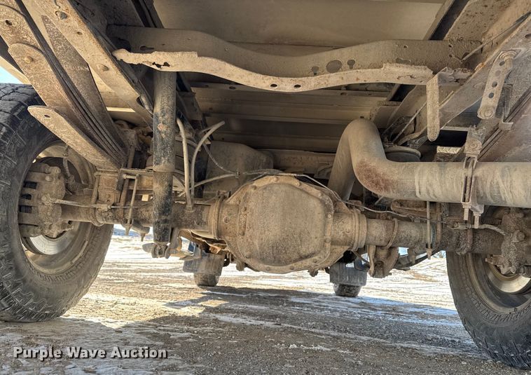 image for item OE9501 2005 Ford F250 XLT Super Duty flatbed pickup truck