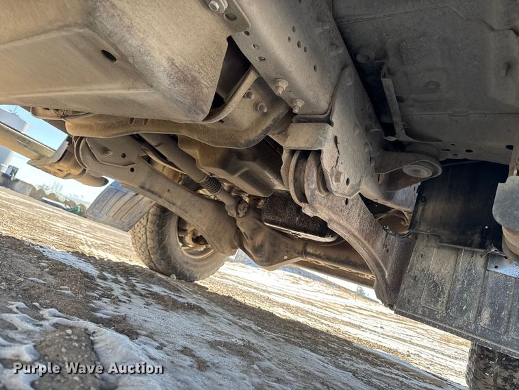 image for item OE9501 2005 Ford F250 XLT Super Duty flatbed pickup truck