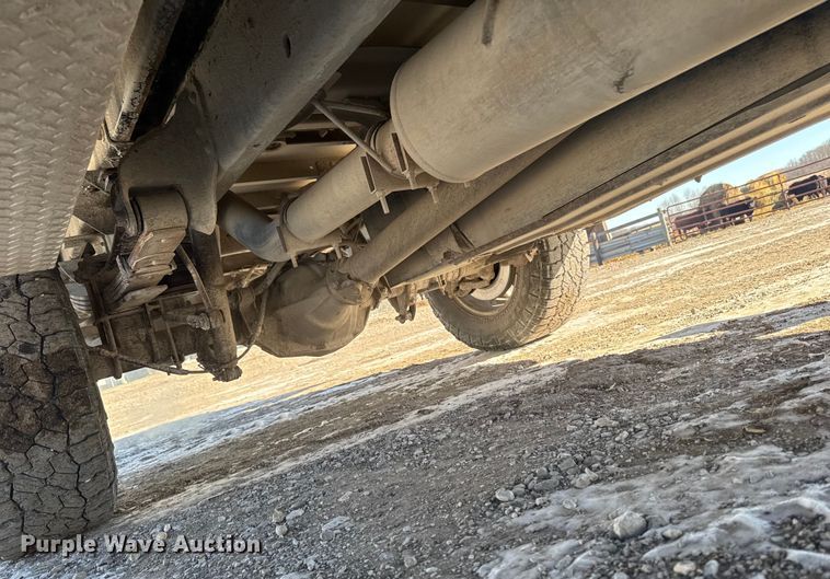 image for item OE9501 2005 Ford F250 XLT Super Duty flatbed pickup truck