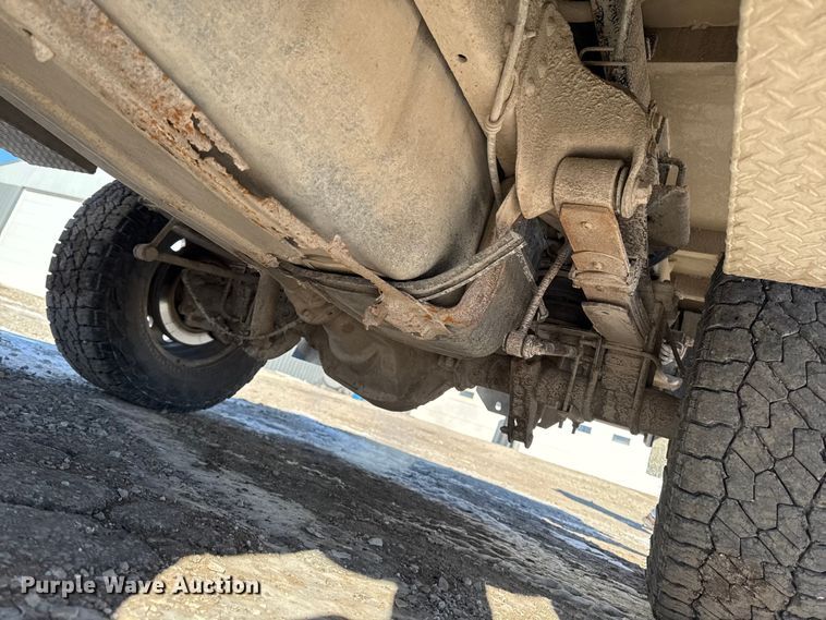 image for item OE9501 2005 Ford F250 XLT Super Duty flatbed pickup truck