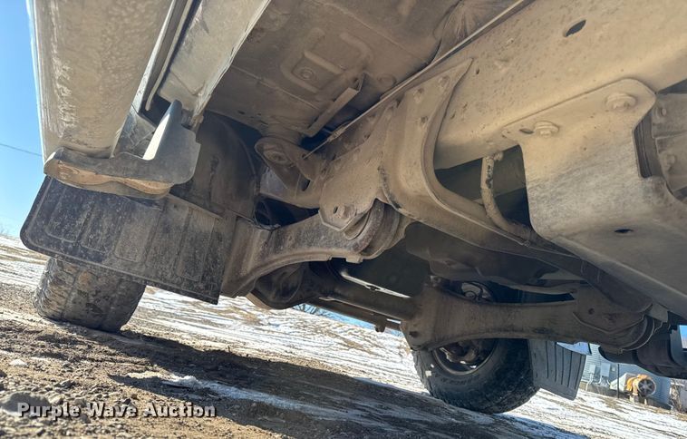 image for item OE9501 2005 Ford F250 XLT Super Duty flatbed pickup truck