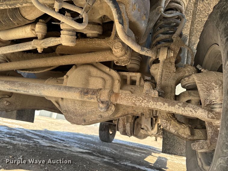 image for item OE9501 2005 Ford F250 XLT Super Duty flatbed pickup truck