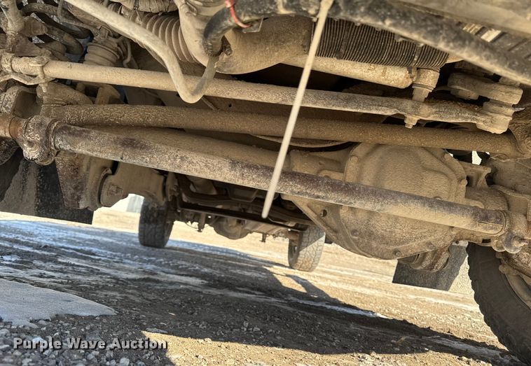 image for item OE9501 2005 Ford F250 XLT Super Duty flatbed pickup truck