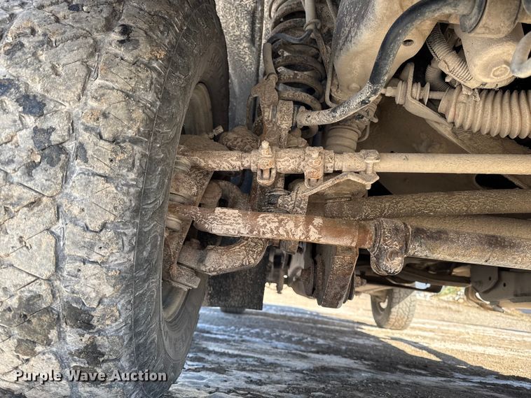 image for item OE9501 2005 Ford F250 XLT Super Duty flatbed pickup truck