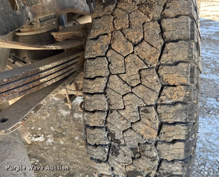 image for item OE9501 2005 Ford F250 XLT Super Duty flatbed pickup truck