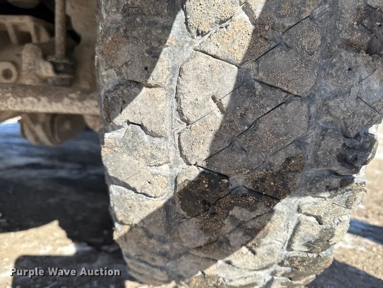 image for item OE9501 2005 Ford F250 XLT Super Duty flatbed pickup truck