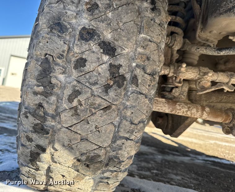 image for item OE9501 2005 Ford F250 XLT Super Duty flatbed pickup truck