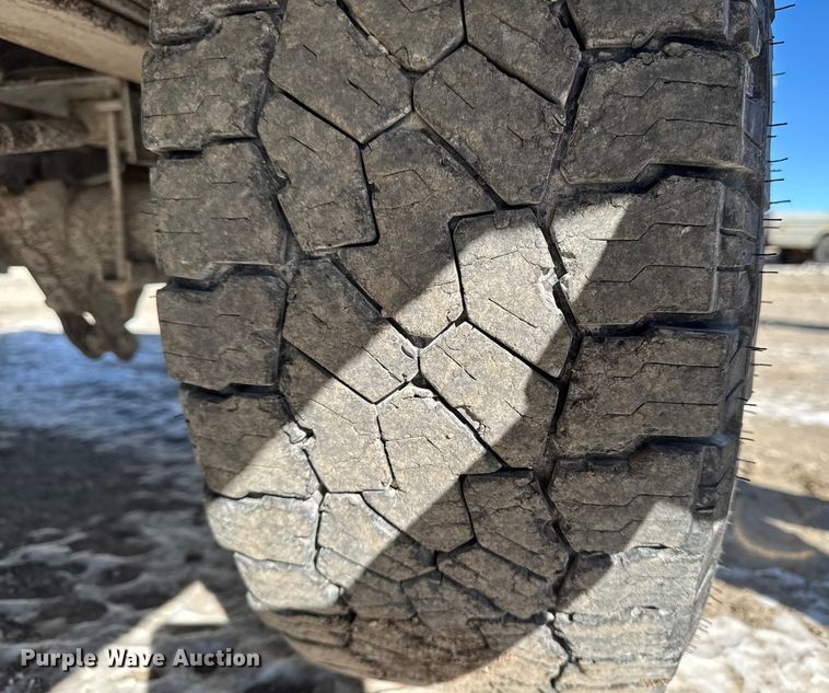 image for item OE9501 2005 Ford F250 XLT Super Duty flatbed pickup truck