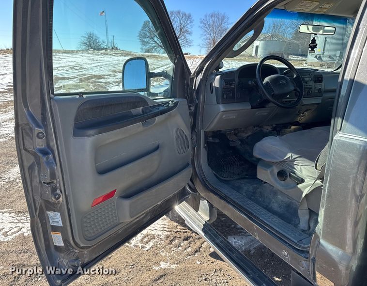 image for item OE9501 2005 Ford F250 XLT Super Duty flatbed pickup truck