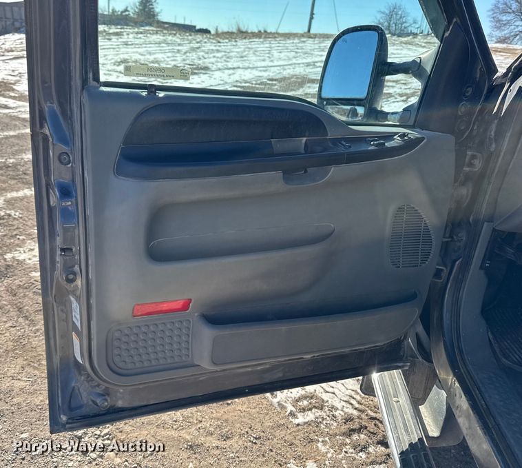 image for item OE9501 2005 Ford F250 XLT Super Duty flatbed pickup truck