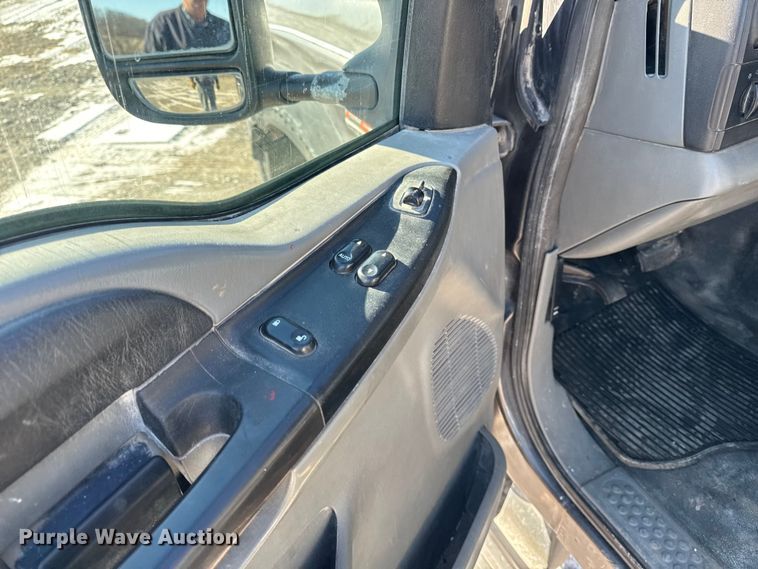 image for item OE9501 2005 Ford F250 XLT Super Duty flatbed pickup truck