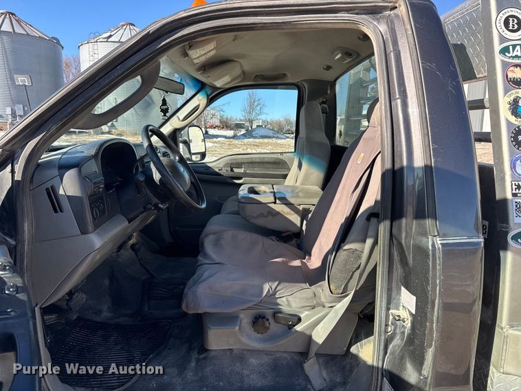 image for item OE9501 2005 Ford F250 XLT Super Duty flatbed pickup truck