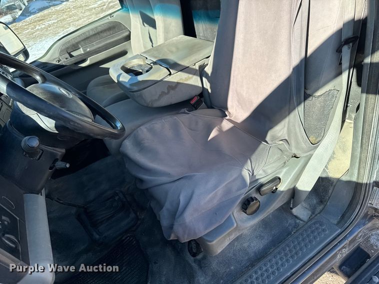 image for item OE9501 2005 Ford F250 XLT Super Duty flatbed pickup truck