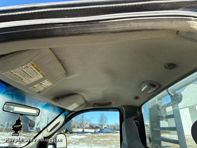 image for item OE9501 2005 Ford F250 XLT Super Duty flatbed pickup truck