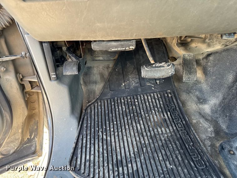 image for item OE9501 2005 Ford F250 XLT Super Duty flatbed pickup truck