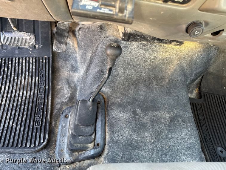 image for item OE9501 2005 Ford F250 XLT Super Duty flatbed pickup truck