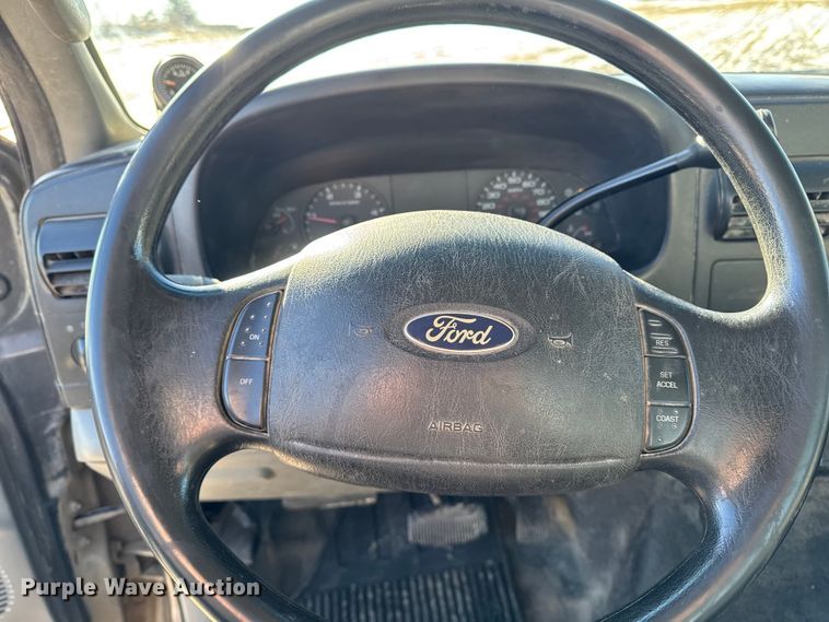 image for item OE9501 2005 Ford F250 XLT Super Duty flatbed pickup truck