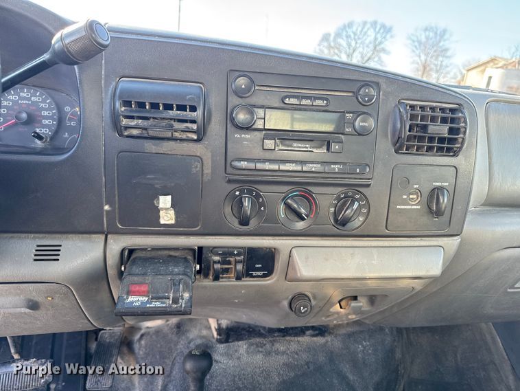 image for item OE9501 2005 Ford F250 XLT Super Duty flatbed pickup truck