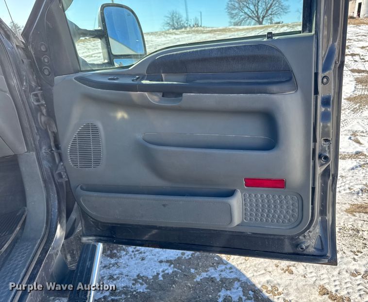 image for item OE9501 2005 Ford F250 XLT Super Duty flatbed pickup truck