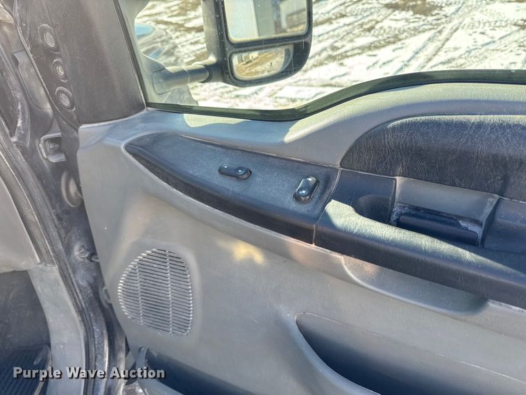 image for item OE9501 2005 Ford F250 XLT Super Duty flatbed pickup truck