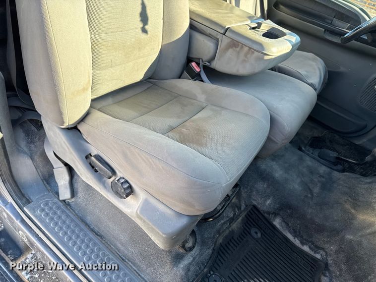 image for item OE9501 2005 Ford F250 XLT Super Duty flatbed pickup truck