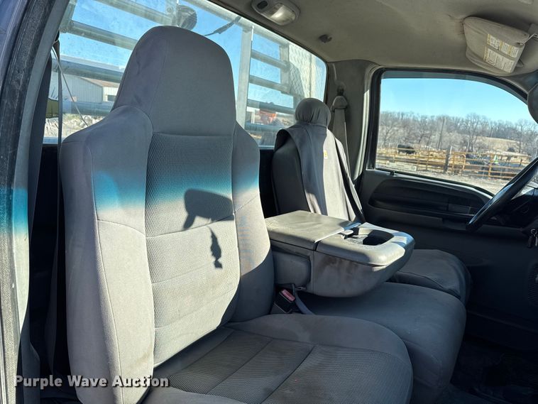 image for item OE9501 2005 Ford F250 XLT Super Duty flatbed pickup truck