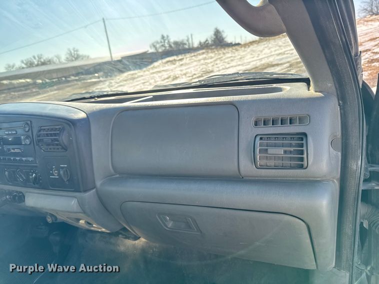 image for item OE9501 2005 Ford F250 XLT Super Duty flatbed pickup truck