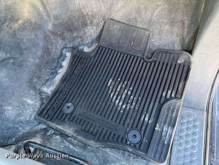 image for item OE9501 2005 Ford F250 XLT Super Duty flatbed pickup truck