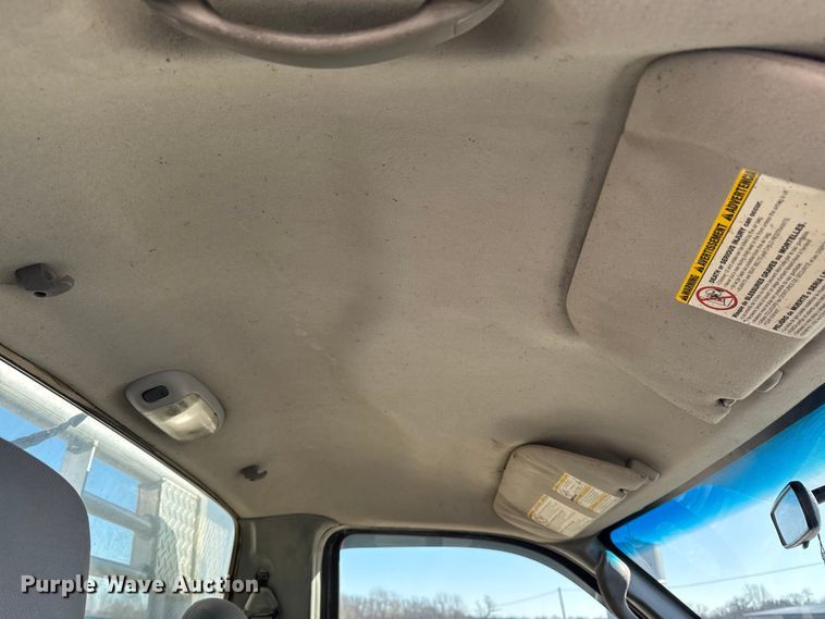 image for item OE9501 2005 Ford F250 XLT Super Duty flatbed pickup truck