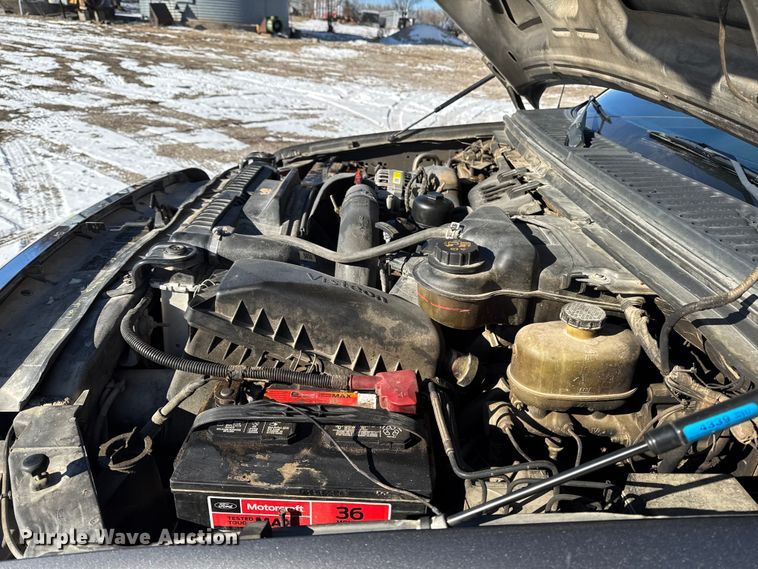 image for item OE9501 2005 Ford F250 XLT Super Duty flatbed pickup truck