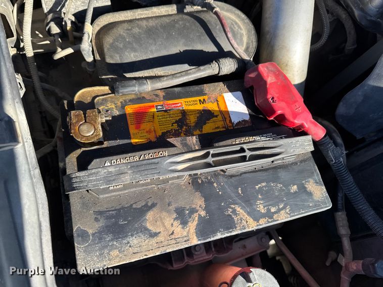 image for item OE9501 2005 Ford F250 XLT Super Duty flatbed pickup truck