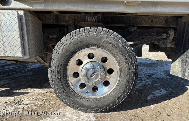 image for item OE9501 2005 Ford F250 XLT Super Duty flatbed pickup truck