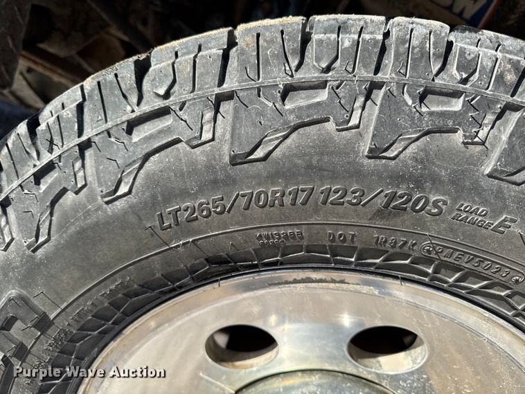 image for item OE9501 2005 Ford F250 XLT Super Duty flatbed pickup truck